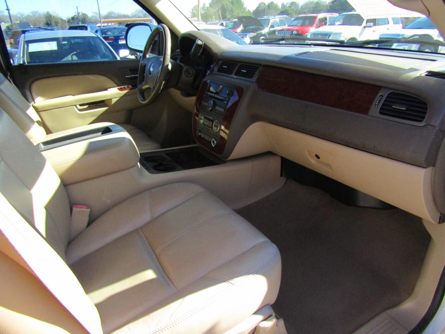 2011 White /Tan Chevrolet Tahoe LT 2WD (1GNSCBE05BR) with an 5.3L V8 OHV 16V FFV engine, Automatic transmission, located at 15016 S Hwy 231, Midland City, AL, 36350, (334) 983-3001, 31.306210, -85.495277 - Photo#9